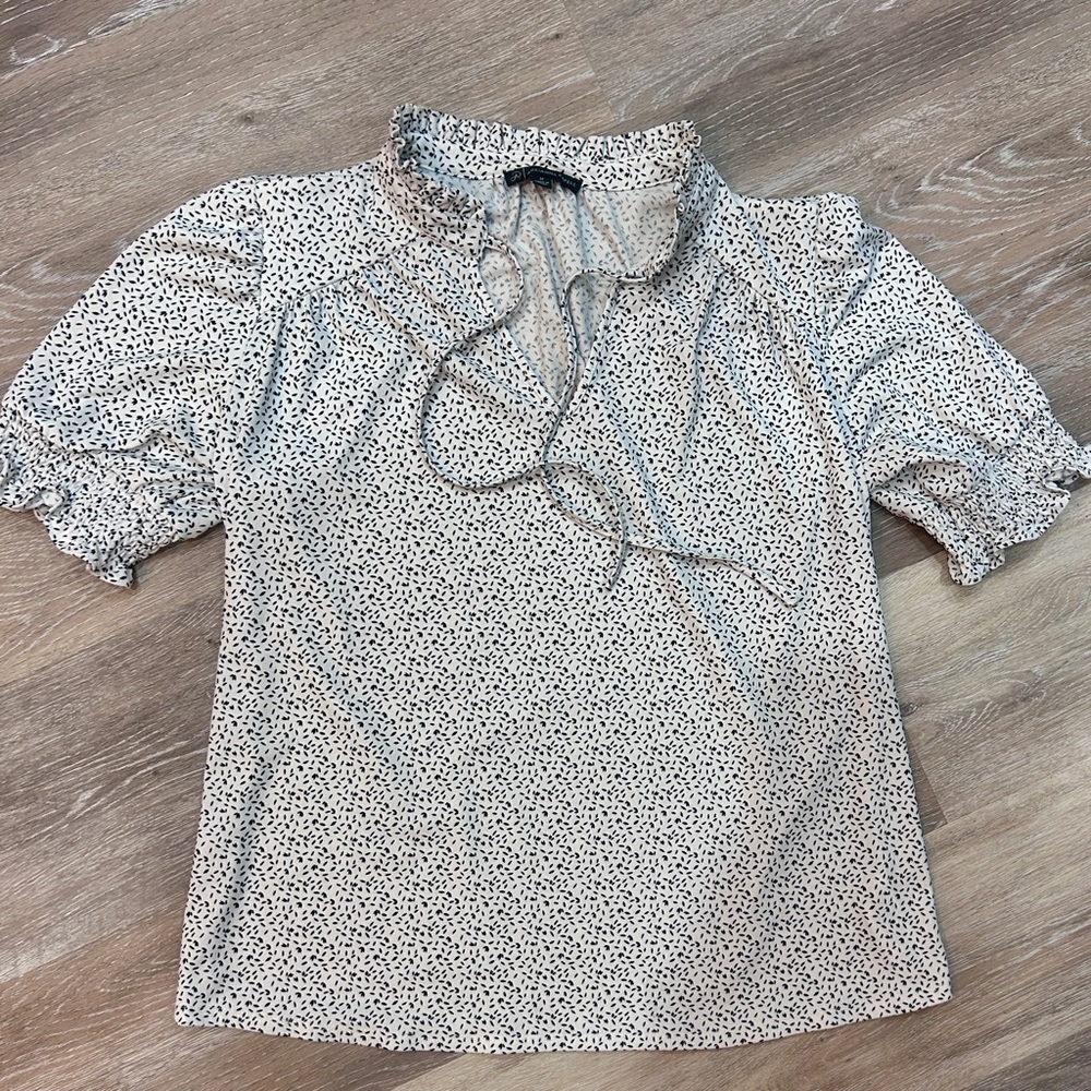 🌿 Adrianna Papell White Blouse – Black Micro-Leaf Print, Ruffle Collar, Tie-Neck